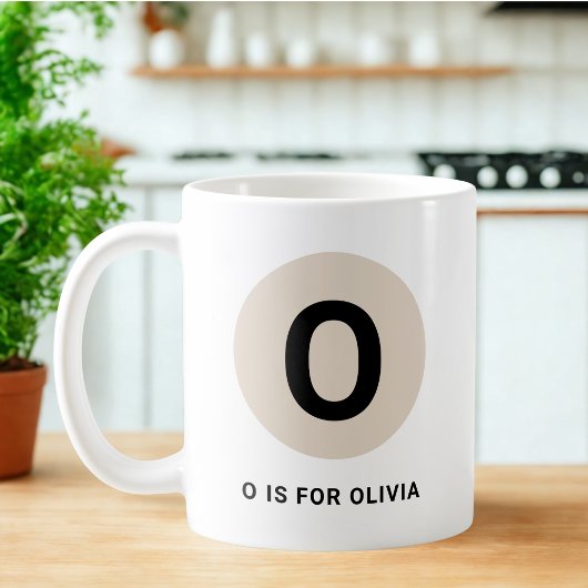 Moderne eerste mok – “O is voor [naam]” ontwerp