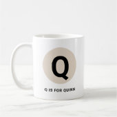 Moderne eerste mok – “Q is voor [Naam]” Design (Links)