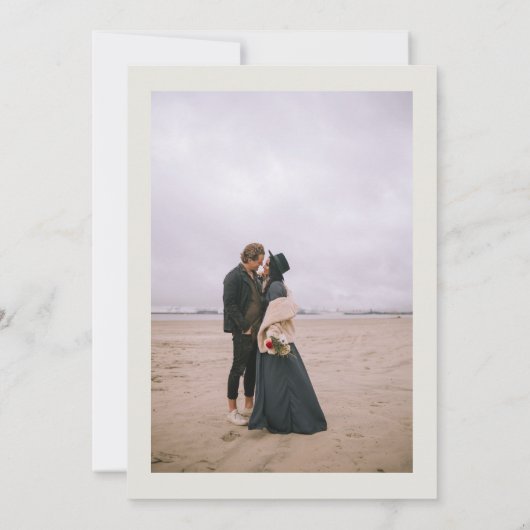 Moderne eigentijdse elegante 2 foto bruiloft kaart (Achterkant)