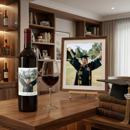 Moderne eindexamenfoto afgestudeerde aangepaste wi wijn etiket