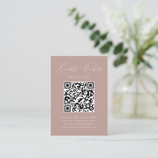 Moderne Elegance Dusty Roos QR Code RSVP Informatiekaartje (Staand voorkant)