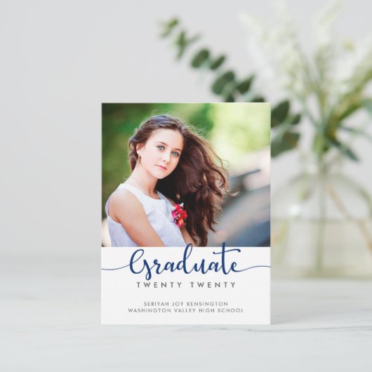 Moderne Elegant Afstuderen Script-foto Aankondigingskaart (Staand voorkant)