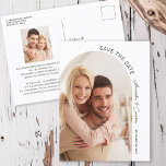 Moderne Elegant Arch Script-foto slaat de datum op Briefkaart<br><div class="desc">Deze 2 foto bewaart het datum briefkaart kenmerkt een moderne arched foto op de voorzijde en een tweede rechthoekige foto op de rug. Het ontwerp biedt tekst aan die langs de rand van het afbeelding krommen met elegant handgeschreven manuscript wordt geaccentueerd.</div>