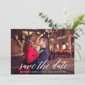 Moderne Elegant Calligraphy Couple Photo Save The Date (Staand voorkant)