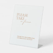 Moderne Elegant Calligraphy White Favors Reclamebord Met Voetstuk (Voorkant)