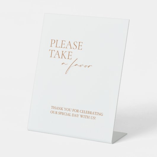 Moderne Elegant Calligraphy White Favors Reclamebord Met Voetstuk (Voorkant)