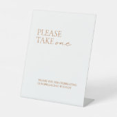 Moderne Elegant Calligraphy White Favors Reclamebord Met Voetstuk (Voorkant)