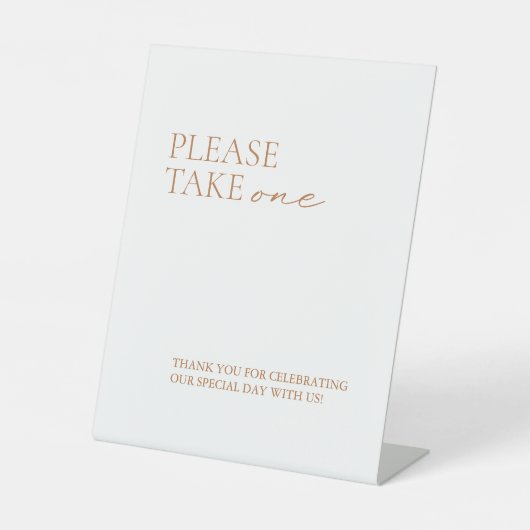 Moderne Elegant Calligraphy White Favors Reclamebord Met Voetstuk (Voorkant)