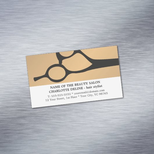 Moderne Elegant Faux Gold White Scissor Haarstylis Magnetisch Visitekaartje (Voorbeeld)