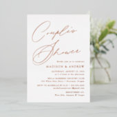 Moderne Elegant Roos Gold Script Couple's Shower Folie Uitnodiging (Staand Voorkant)