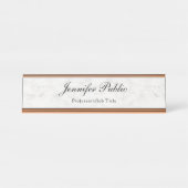 Moderne Elegant Roos Gold White Marble Sjabloon Bureau Naambordje (Voorkant)