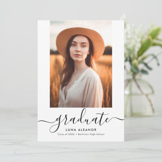 Moderne Elegant Script 2023 Afstuderen Foto Aankondiging (Staand voorkant)