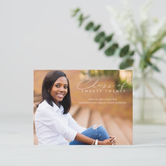 Moderne Elegant Script Afstuderen Class of Photo Aankondigingskaart (Staand voorkant)