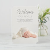 Moderne Elegant Script Fotogeboorte Aankondiging (Staand voorkant)