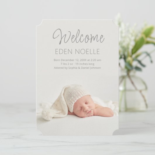 Moderne Elegant Script Fotogeboorte Aankondiging (Staand voorkant)