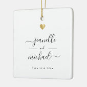 Moderne Elegant Script Minimal Gold Heart Wedding Keramisch Ornament (Links)