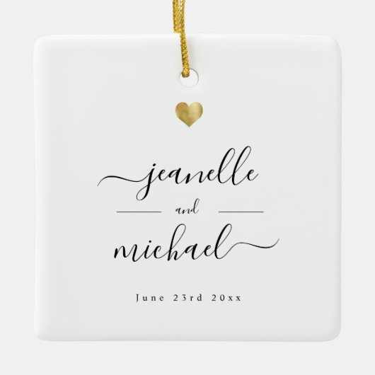Moderne Elegant Script Minimal Gold Heart Wedding Keramisch Ornament (Voorkant)