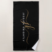 Moderne Elegant Script Monogram Initiaal Black Gol Strandlaken (Voorkant)