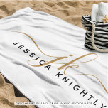 Moderne Elegant Script Monogram Initialen Strandlaken<br><div class="desc">Gepersonaliseerde strandlaken met eenvoudige, fancy script initialen of monogram en naam in uw keuze van kleurencombinaties (weergegeven in gouden en zwarte tekst tegen een bewerkbare witte achtergrond) voor een stijlvolle look. WIJZIGINGEN: Wijzig de achtergrondkleur, kies een gestileerde grafische achtergrond of wijzig de stijl, kleur, grootte en plaatsing van het tekstlettertype...</div>