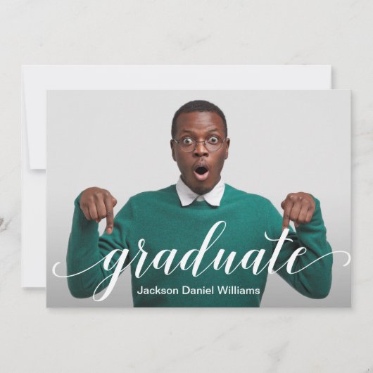 Moderne Elegant Script Photo Graduation Invitation Kaart (Voorkant)