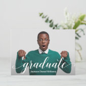 Moderne Elegant Script Photo Graduation Invitation Kaart (Staand voorkant)