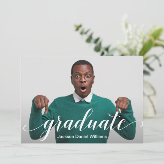 Moderne Elegant Script Photo Graduation Invitation Kaart (Staand voorkant)