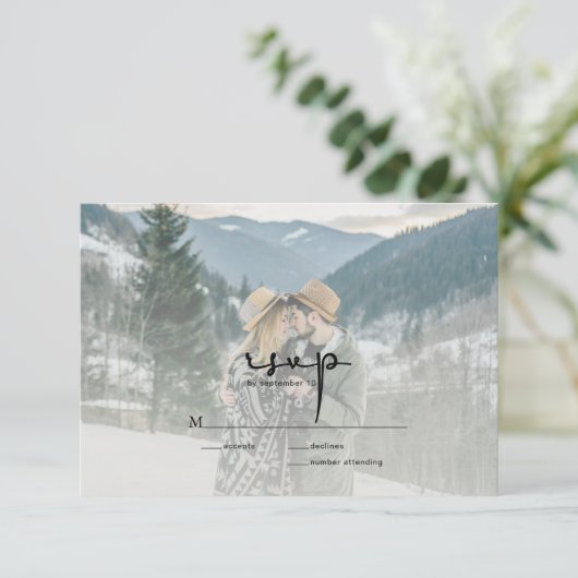 Moderne Elegant Script Photo Wedding RSVP Card (Staand voorkant)
