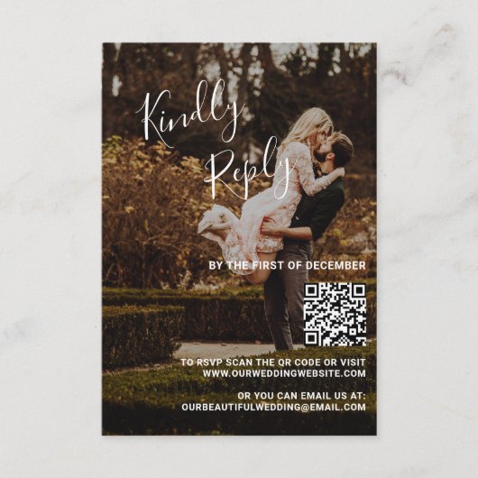 Moderne Elegant Script QR Code bruiloft RSVP Kaartje (Voorkant)