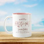 Moderne Elegant Script Roos Gold Happy Retirement Tweekleurige Koffiemok<br><div class="desc">Moderne mok voor gelukkige pensionering. Pas met uw douanenaam en een andere 1 of 2 lijnen van douanetekst evenals de optie aan om de kleur van de binnenkant van de mok te veranderen. Dit is de gouden versie van het roos.</div>