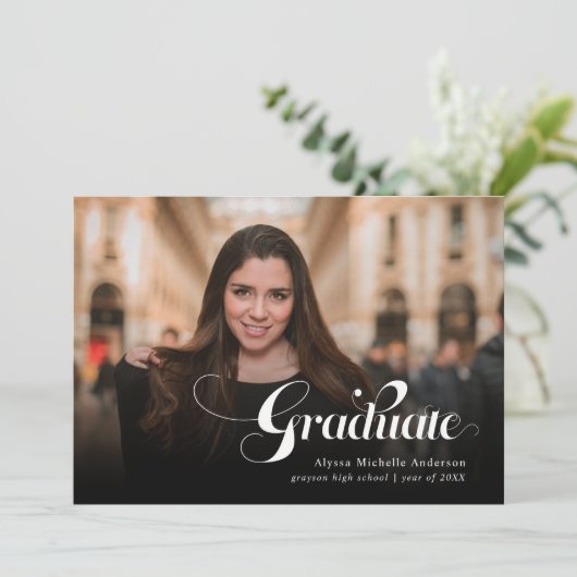 Moderne Elegant Script Typography Afstuderen Kaart (Staand voorkant)