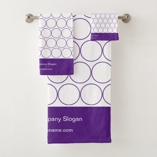 Moderne Elegante Aubergine Kleur Monogram Wasruimt Bad Handdoek (Insitu)