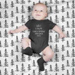 moderne elegante baby eerste kerstmis romper<br><div class="desc">Het eerste kerstvakantieontwerp van de baby. Met de hand getekend kerstboompatroon met ruimte voor baby's naam,  jaar en foto en andere details op de achterkant. Een deel van een collectie.</div>