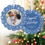 Moderne Elegante Blauwe Sneeuwvlok Foto Kerstmis Ornament Kaart<br><div class="desc">Deze prachtige papieren ornamenten kaarten hebben een elegante blauwe achtergrond met witte sneeuwvlokken en een ronde foto uitsparing. Op de achterkant van de kaart is een BEWERKBAAR script begroeting met jouw tekst in een klassiek serif lettertype. Deze ornamenten maken een fantastische vakantiekaart die vervolgens een aandenken wordt die op de...</div>