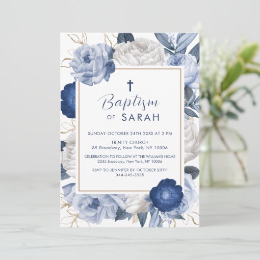 Moderne Elegante Blauwe & Witte Bloem Kruisdoop Kaart (Staand voorkant)