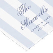 Moderne Elegante Blauwe Witte Strepen Script Bruil Korte Tafelloper (Hoek)