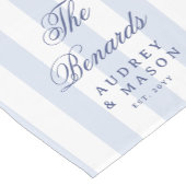 Moderne Elegante Blauwe Witte Strepen Script Bruil Korte Tafelloper (Hoek)