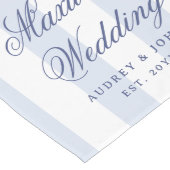Moderne Elegante Blauwe Witte Strepen Script Bruil Lange Tafelloper (Hoek)