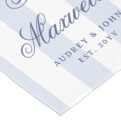 Moderne Elegante Blauwe Witte Strepen Script Bruil Lange Tafelloper (Hoek)
