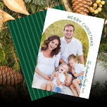 Moderne elegante boog foto kerst feestdagenkaart<br><div class="desc">Deze foto kerstkaart biedt een minimalistisch ontwerp met een moderne boogfoto. Het ontwerp biedt donkergroene tekst die langs de rand van het afbeelding kromt en is geaccentueerd met elegant handgeschreven script.</div>
