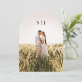 Moderne Elegante Boog Vorm Foto Monogram Huwelijk Kaart (Staand voorkant)
