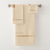 Moderne elegante crème goud chic monogrammed strep bad handdoek (Insitu)