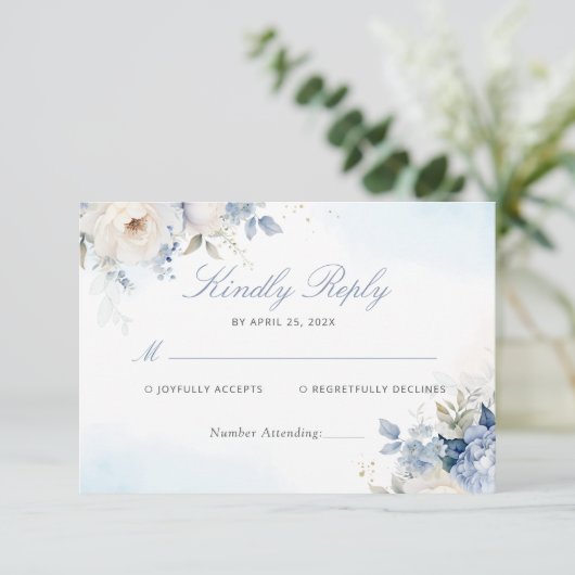 Moderne Elegante Dusty Blue Floral Wedding RSVP Ka (Staand voorkant)