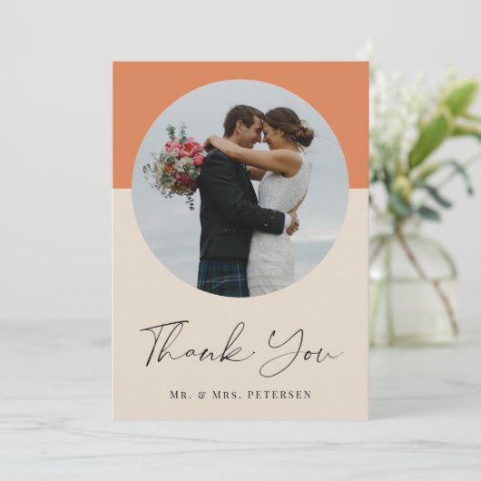 Moderne elegante, eenvoudige scriptfotobruiloft bedankkaart (Staand voorkant)