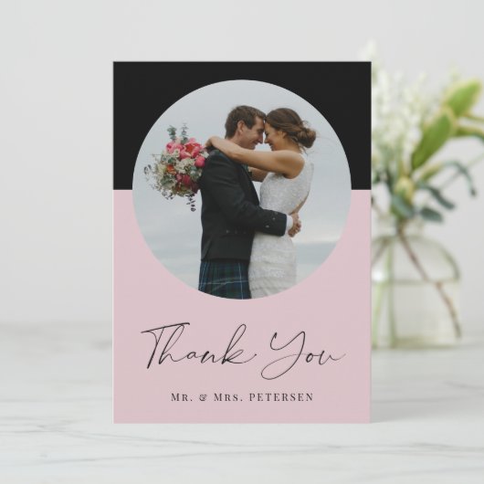 Moderne elegante, eenvoudige scriptfotobruiloft bedankkaart (Staand voorkant)