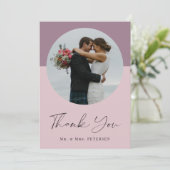 Moderne elegante, eenvoudige scriptfotobruiloft bedankkaart (Staand voorkant)