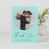 Moderne elegante, eenvoudige scriptfotobruiloft bedankkaart (Staand voorkant)