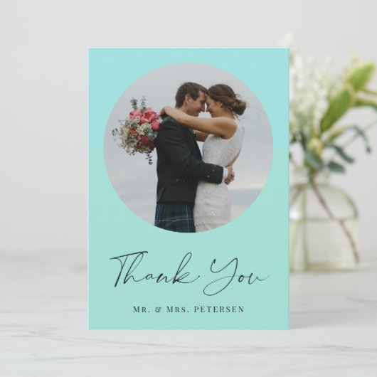 Moderne elegante, eenvoudige scriptfotobruiloft bedankkaart (Staand voorkant)