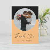 Moderne elegante, eenvoudige scriptfotobruiloft bedankkaart (Staand voorkant)