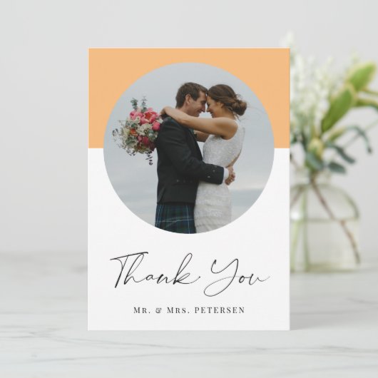 Moderne elegante, eenvoudige scriptfotobruiloft bedankkaart (Staand voorkant)