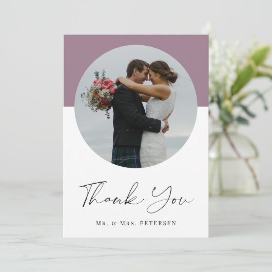 Moderne elegante, eenvoudige scriptfotobruiloft bedankkaart (Staand voorkant)